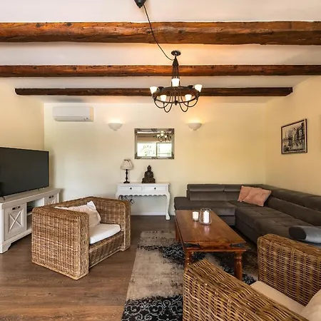 Branca 6+2 Villa *