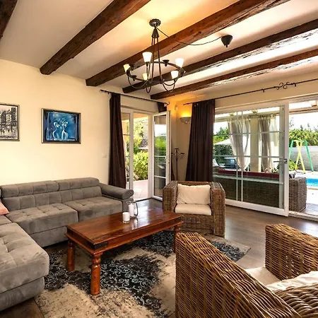 Branca 6+2 Villa